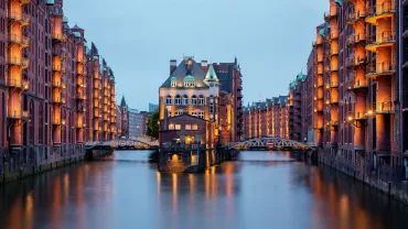 Hamburg_Speicherstadt_Wasserschloss_-_2016_-_3223-9-2-jpg.webp