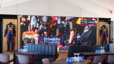 Oracle-Red-Bull-Racing-Philips-LED-wall-13500-jpg.webp