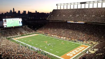 1440px-Darrell_K_Royal-Texas_Memorial_Stadium_at_Night-jpg-webp.webp