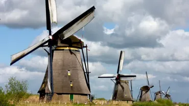 1083px-KinderdijkWindmills-jpg.webp