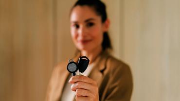 cliq-ecliq-protec2-cliq-keys-woman-1-e1762434766437.jpg