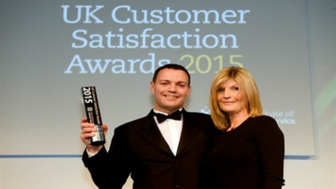 Jamie McDonald receiving his award (pictured with Paula Milton, CX Sales Director, Financial Services and Head of CX Service at Oracle).