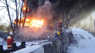 Buncefield fire fighting (Courtesy of Hertforshire Fire & Rescue Service).