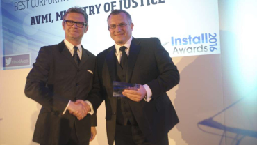 Jason Turner (Business Innovation Director, AVMI) picks up the award for ‘Best Corporate / Industrial Project’ at the InstallAwards 2016, joined by host and comedian of the night, Ian Moore.