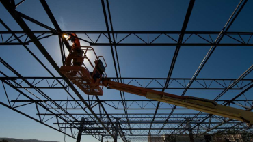 Crews erecting a steel support for a solar panel installation on top of the social science parking structure at UC Irvine. (Photograph by Steve Zylius).