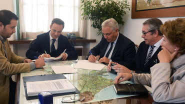 The parties signing the contract (photograph by Jorge Roa).