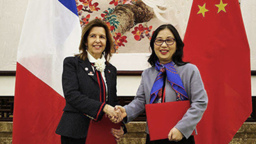 Sophie Bellon, Chairwoman of Sodexo (left), Sun Yafang, Chairwoman of Huawei (right).​