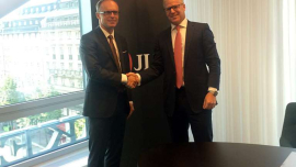 Linus Ericsson (Left), CEO of AGL with Daniel Gorosch (Right), Managing Director of JLL Sweden.
