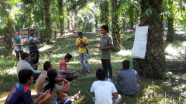 A trainer with his group in West Kalimantan. (Photography by Good Return).